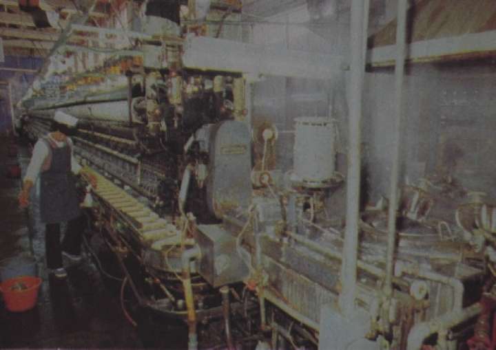 操業停止を前に、最後まで高品質な生糸を引き続けた富岡製糸場の自動繰糸機＝1987年２月