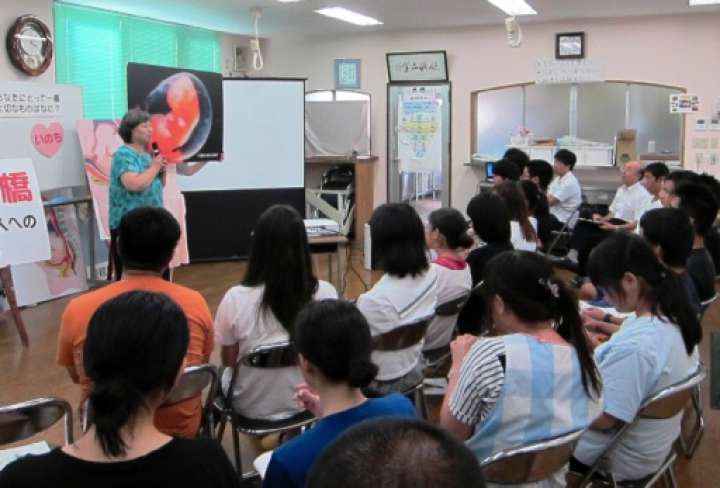 県内の児童養護施設で講演する鈴木さん