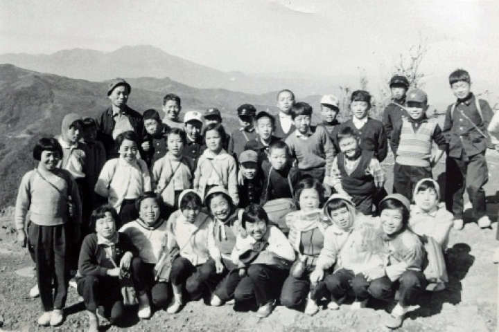 南牧月形小の教諭となり、初めての教え子と荒船山に登った今井さん（後列左）